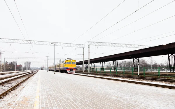 Vista Longo Uma Plataforma Gelada Estação Central Riga Como Trem — Fotografia de Stock