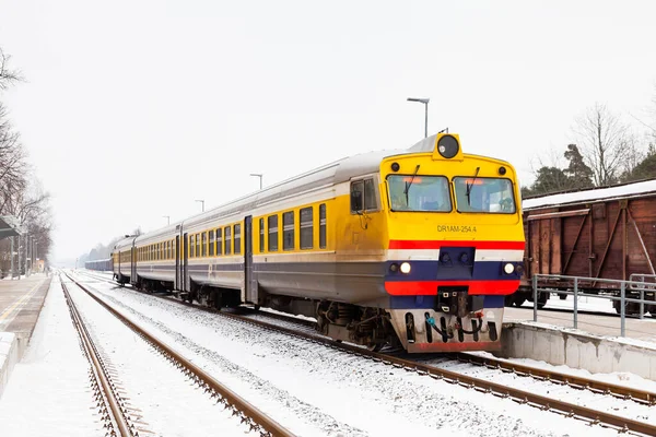 Trem Parte Estação Sigulda Dia Inverno Sigulda Uma Cidade Letónia — Fotografia de Stock