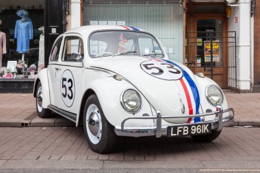 İngiltere 'nin Cumbria kentindeki Penrith şehir merkezinde bir Volkswagon Beatle arabası 1 Mayıs geçit törenini bekliyor. Araba Aşk Böceği Herbie 'nin renkleriyle süslenmiş..
