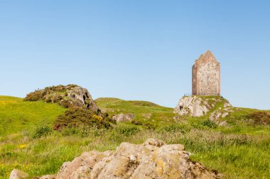 Smailholm Kulesi. İskoç sınırlarındaki kule 1400 'lerde sınır akıncılarından ve doğa şartlarından korunmak için yapıldı..