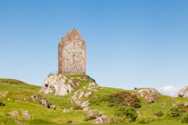 Smailholm Kulesi. İskoç sınırlarındaki kule 1400 'lerde sınır akıncılarından ve doğa şartlarından korunmak için yapıldı..