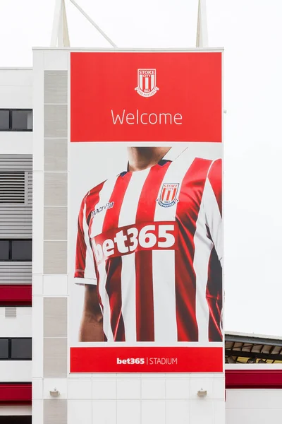 Stoke-On-Trent, İngiltere 'deki Stoke City Futbol Kulübü' nün evindeki Bet 365 Stadyumunu süsleyen bir pankart.