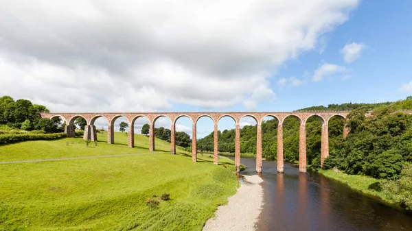 Leaderfoot Viyadük. Leaderfoot Viaduct, İskoç sınırlarındaki Tweed Nehri üzerindeki bir demiryolu viyadülüdür..