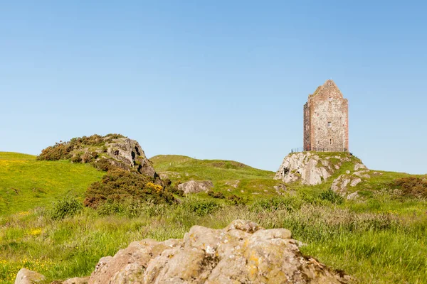 Smailholm Kulesi. İskoç sınırlarındaki kule 1400 'lerde sınır akıncılarından ve doğa şartlarından korunmak için yapıldı..
