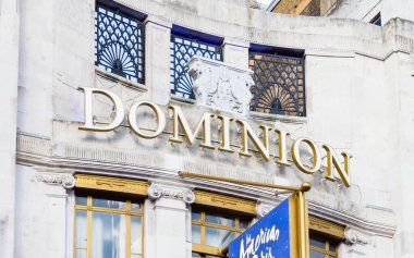 Londra, İngiltere 'deki Dominion Tiyatrosu' nun üstündeki tabela. Batı Yakası tiyatrosu 2. sınıf bir binadır..