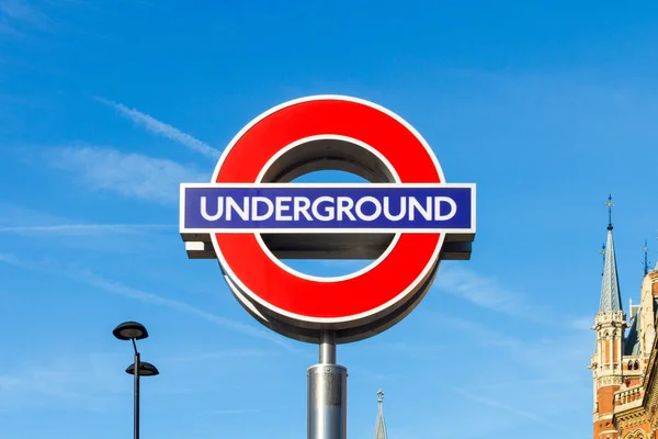 Londra, İngiltere 'deki Kings Cross istasyonunda Londra metrosu için bir tabela..