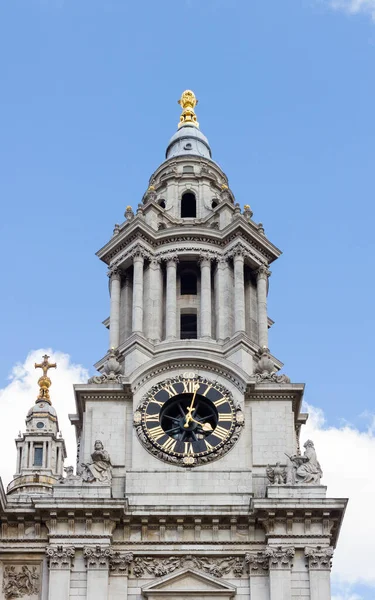 圣保罗大教堂钟楼的近照 大教堂是英国伦敦的英国圣公会大教堂 — 图库照片