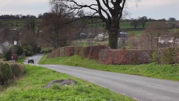 Een Bentley Bestijgt Southwaite Hill Cumbria Engeland Auto Neemt Deel — Stockvideo