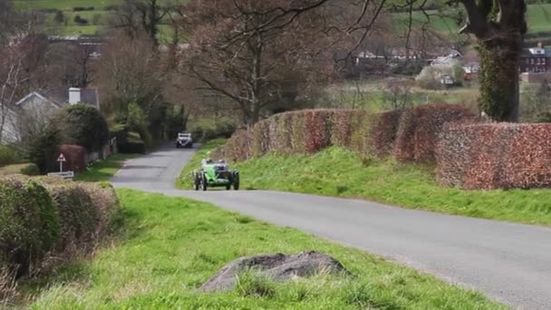 1934 Talbot 105 Alpine Och 1934 Bentley Klättrar Southwaite Hill — Stockvideo