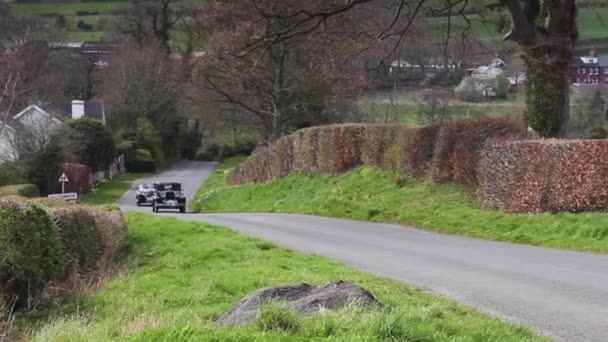 Hupmobile Och Aston Martin Bilar Klättrar Southwaite Hill Cumbria England — Stockvideo