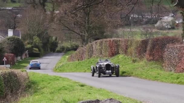 Une Lagonda Lg45 1936 Grimpe Southwaite Hill Cumbria Angleterre Voiture — Video