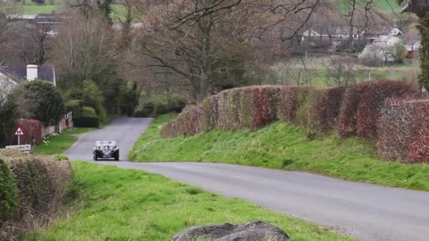 Ein Aston Martin Aus Dem Jahr 1938 Besteigt Den Southwaite — Stockvideo