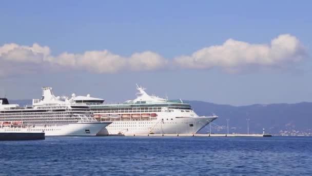 Twee Cruiseschepen Aangemeerd Haven Van Kerkyra Twee Cruiseschepen Afgemeerd Haven — Stockvideo