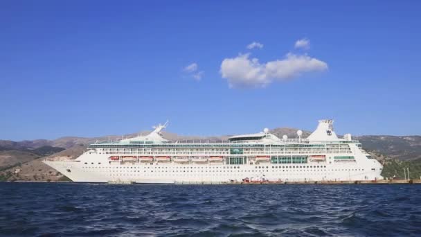 Royal Caribbean Cruiseschip Rhapsody Seas Afgemeerd Argostoli Het Kefalonische Eiland — Stockvideo