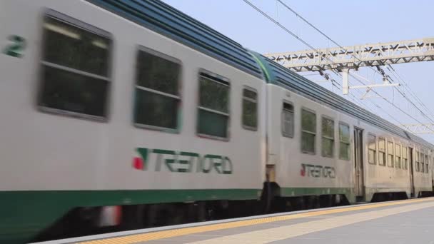 Ein Personenzug Aus Trenord Kommt Bahnhof Desenzano Trenord Ist Ein — Stockvideo