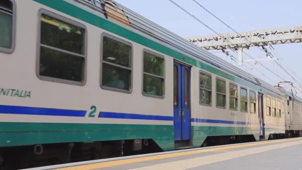 Trem Passageiros Trenord Parte Estação Desenzano Trenord Uma Companhia Ferroviária — Vídeo de Stock