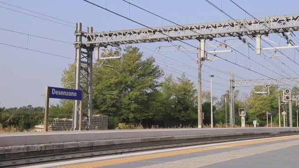 Trem Alta Velocidade Frecciarossa Passa Pela Estação Desenzano Comboios Frecciarossa — Vídeo de Stock