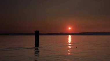 Garda Gölü gün batımı. İtalya 'daki Garda Gölü' nde Sirmione 'nin yanında gün batımının bir zaman kaydı..