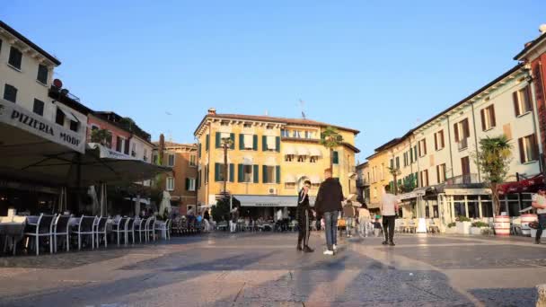 Een Timelapse Opname Van Toeristen Vakantiegangers Die Piazza Carducci Doorkruisen — Stockvideo