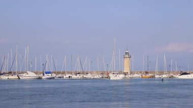 Desenzano limanındaki manzara küçük bir tekne gibi hareket ediyor. Desenzano, Kuzey Doğu İtalya 'da Garda Gölü kıyısında bir tatil köyüdür..