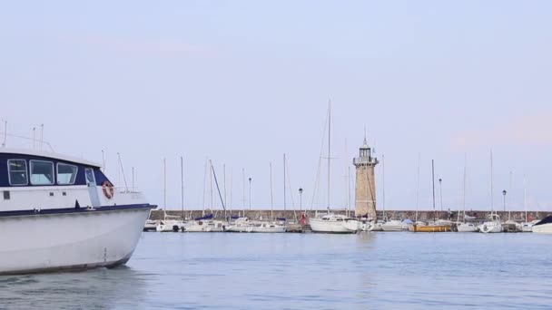 Vista Através Porto Desenzano Como Ferry Boat Freccia Del Garda — Vídeo de Stock
