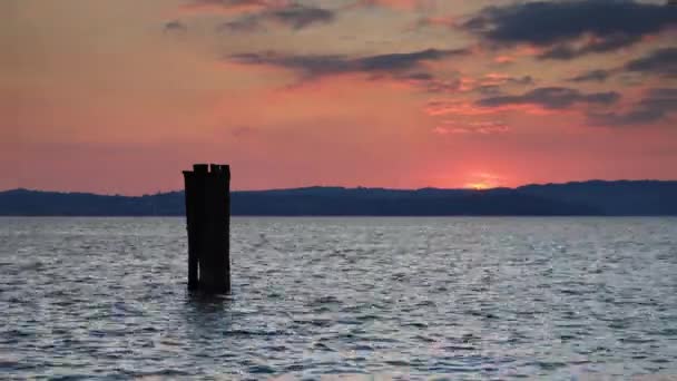 イタリアのガルダ湖のシルミオーネの横に夕日の時間経過記録 — ストック動画