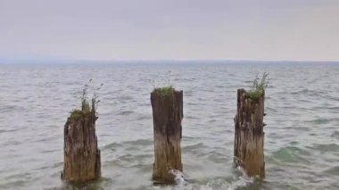 İtalya 'daki Garda Gölü' nün karşısındaki manzara Sirmione rıhtımından görülüyor..