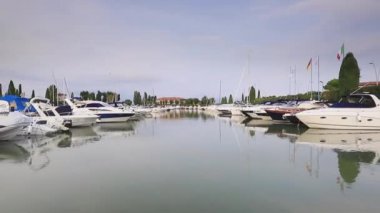 Sirmione 'de demirlemiş küçük teknelerin manzarası. Sirmione, Kuzey Doğu İtalya 'da Garda Gölü kıyısında bir kasabadır..