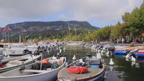 Pohled Malé Čluny Kotvící Nábřeží Gardy Garda Město Okraji Jezera — Stock video