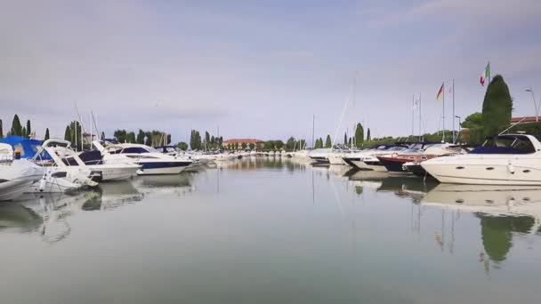 Uitzicht Kleine Boten Afgemeerd Sirmione Sirmione Een Stad Aan Rand — Stockvideo