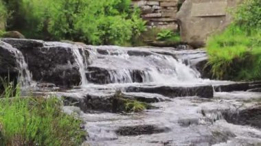 Güney Dean Beck. Batı Yorkshire, İngiltere 'de Haworth yakınlarındaki Bronte Şelalesi' nin altındaki Güney Dean Beck 'in yakın görüntüsü..