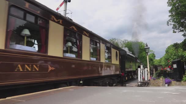 Tren Vapor Saliendo Estación Oakworth Estación Está Keighley Worth Valley — Vídeo de stock