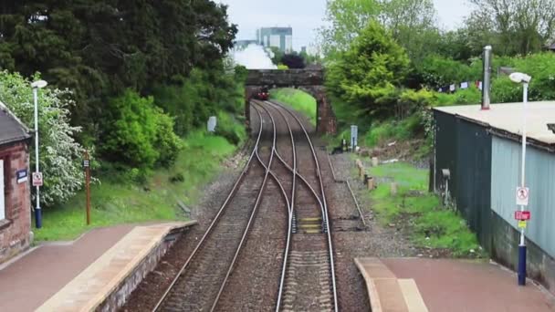 一列蒸汽火车驶过英格兰北部坎布里亚的达尔斯顿车站 — 图库视频影像