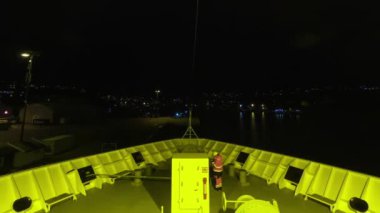 Norveç 'in Kristiansund şehrinden ayrılmaya hazırlanan geminin pruvasına bakan bir zaman kaydı..