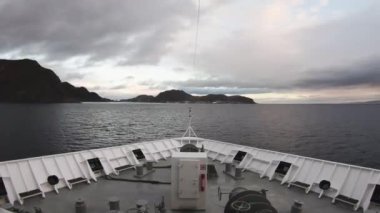 Norveç 'in Honningsvag şehrine yaklaşan geminin pruvasına bakan bir zaman kaydı..