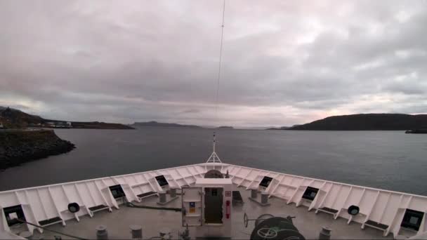 ノルウェーのハヴォイサン Havoysund という町を出発する船の船首を見下ろすタイムラプスの記録 — ストック動画