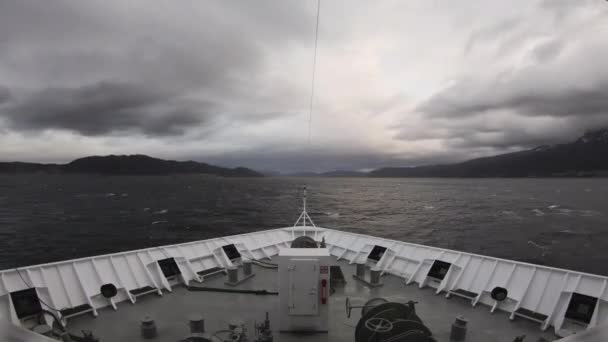 Fiordo Noruego Grabación Timelapse Mirando Por Encima Proa Barco Que — Vídeos de Stock