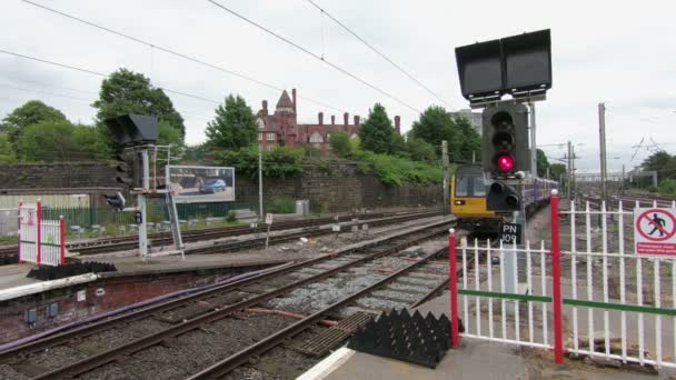 Trem Diesel Northern Rail Chega Estação Preston Lancashire Northern Rail — Vídeo de Stock