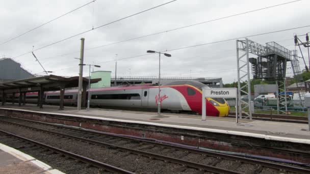 Ένα Τρένο Virgin Pendolino Φαίνεται Αναχωρεί Από Σταθμό Preston Του — Αρχείο Βίντεο