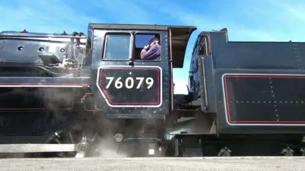 Der Lokführer Und Der Feuerwehrmann Eines Erhaltenen Dampfzuges Warten Auf — Stockvideo