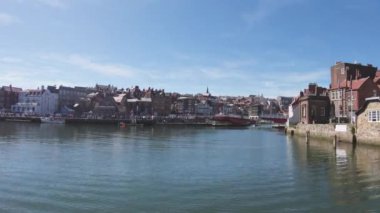 Whitby Limanı 'na gelen ve giden teknelerin zaman kaydı. Whitby, Kuzey İngiltere 'de Kuzey Yorkshire eyaletinde yer alan bir şehirdir..
