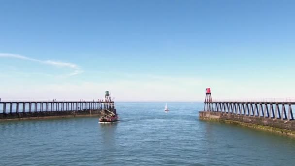 Widok Turystycznej Łodzi Rekreacyjnej Przybywającej Portu North Yorkshire Whitby Północnej — Wideo stockowe