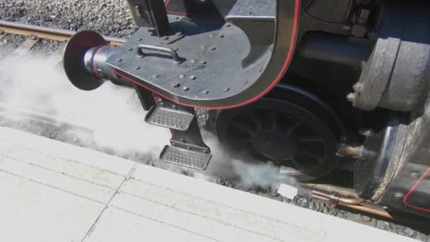 放蒸汽出来 蒸汽机车在车站停下来时放出蒸汽的蒸汽火车的特写 — 图库视频影像