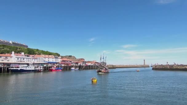 Barco Recreo Turístico Llega Puerto Whitby Norte Inglaterra — Vídeos de Stock