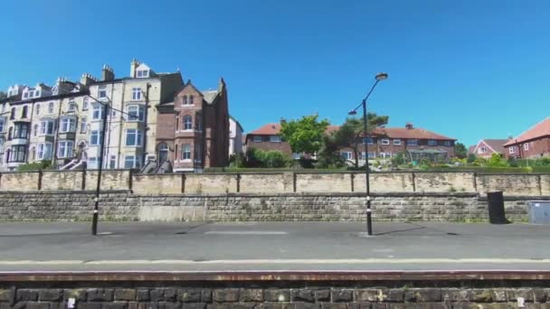 Whitby Station Ein Zug Kommt Bahnhof Whitby Einer Küstenstadt Nordengland — Stockvideo