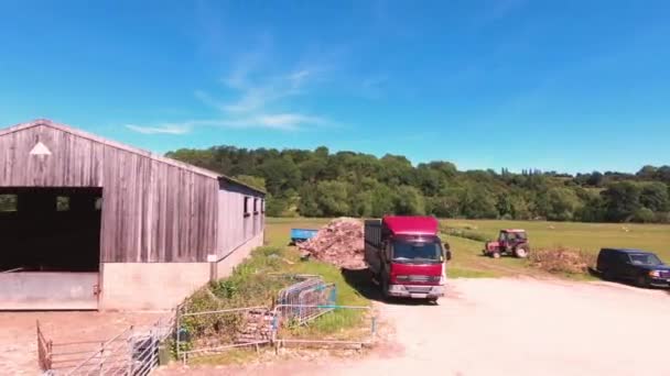 Utsikten Från Ett Tåg Som Passerar Genom Jordbruksmark Och Den — Stockvideo