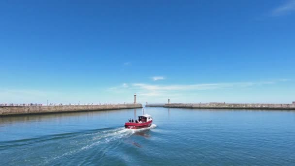 Vista Barco Que Sale Del Puerto Whitby Norte Inglaterra — Vídeos de Stock