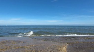 Robin Hood Körfezi. Robin Hood Körfezi 'nden Kuzey Denizi' ne bakan manzara. Körfez, İngiltere 'nin Kuzey York Moors Ulusal Parkı' nda..