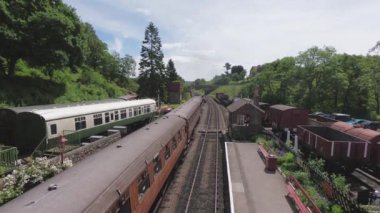 Bir buhar treni Goathland İstasyonu 'ndan ayrılıyor. İstasyon Kuzey İngiltere 'de Kuzey Yorkshire Moors Demiryolu üzerindedir..