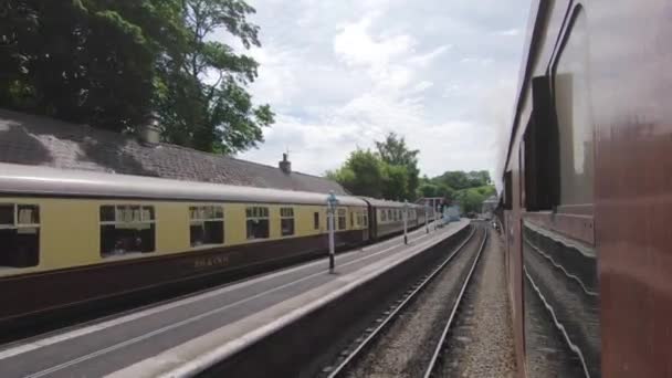 看到一列蒸汽火车驶离格罗斯蒙特车站 车站在英格兰北部的北约克郡摩尔铁路上 — 图库视频影像